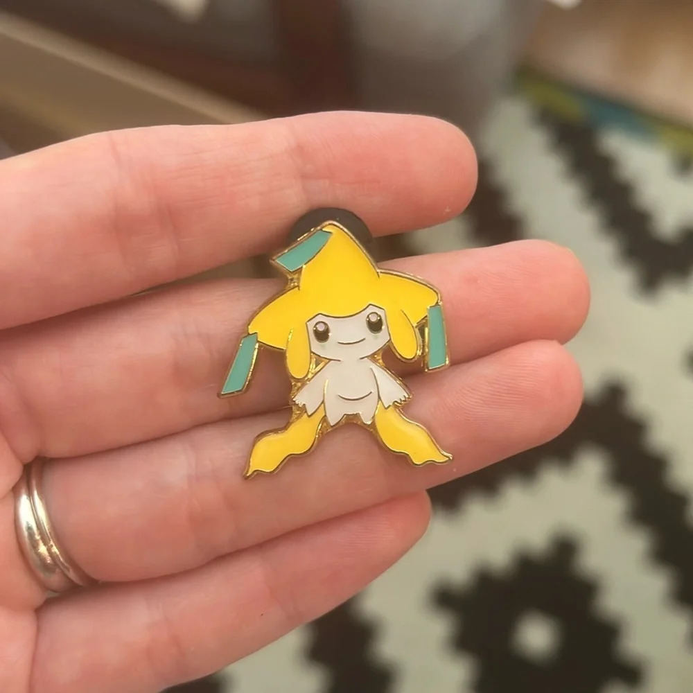 POKEMON OFFICIALLY LICENSED 1" JIRACHI COLLECTOR'S PIN/BADGE